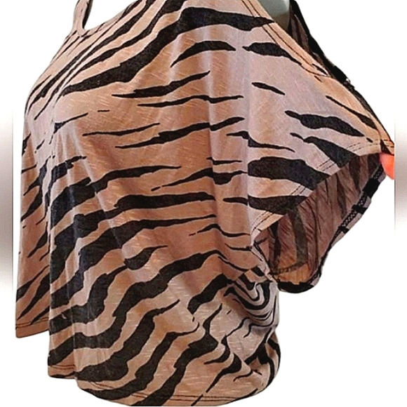 Forever 21 | Dark Tiger Print Open Shoulder Top - Picture 3 of 7